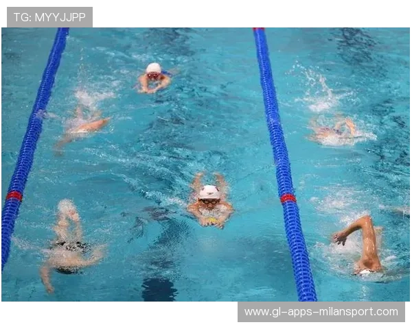 游泳队全程保持压迫式姿态