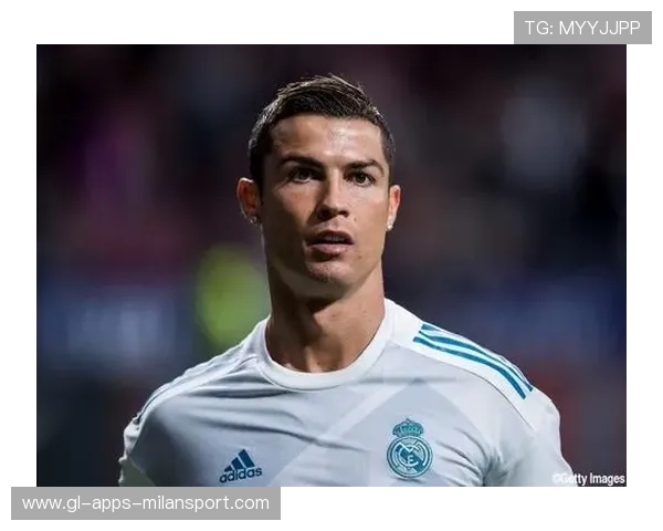 C罗新拍摄大片造型像电影反派