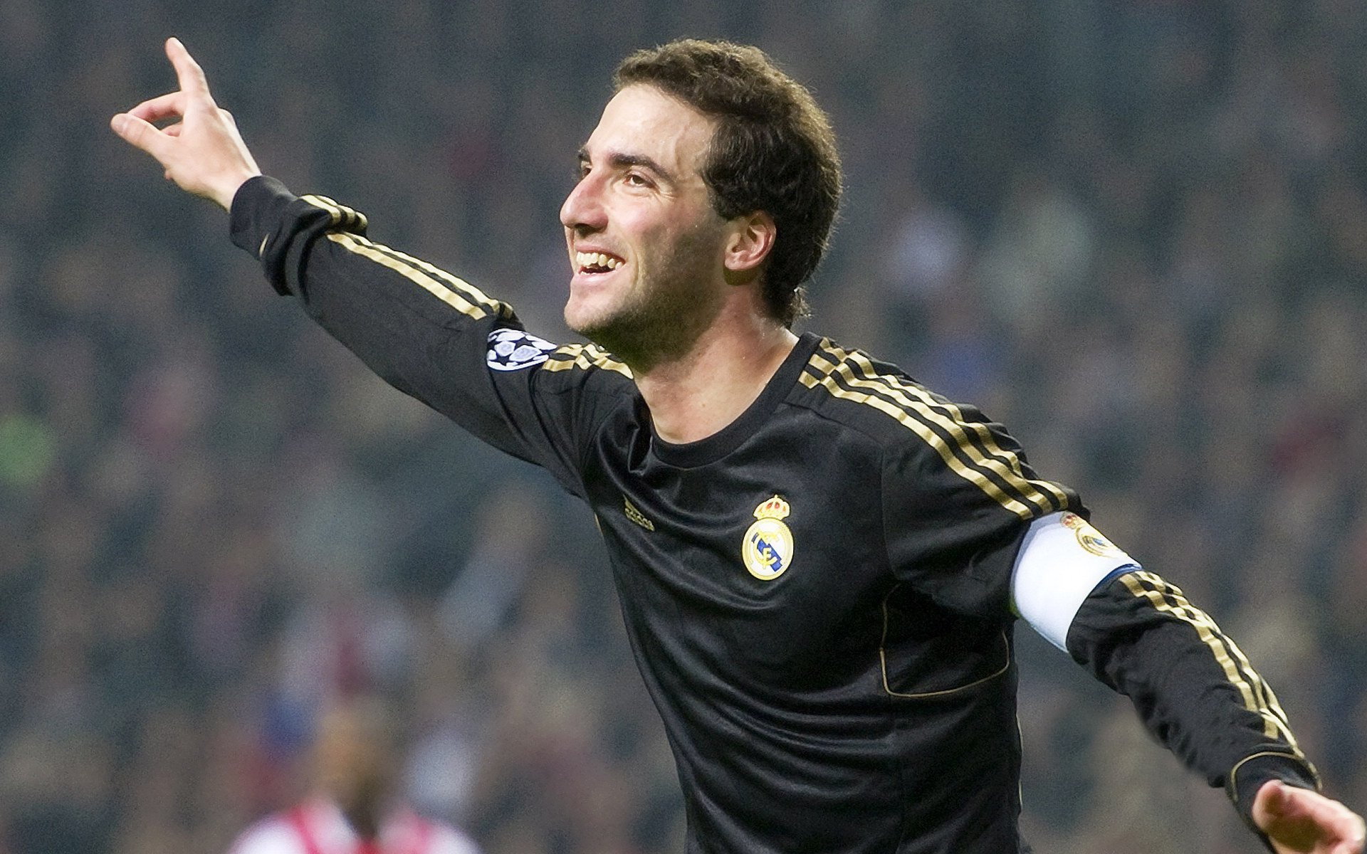 主场迎战强敌全队上下团结一致展现顽强拼搏精神追求胜利，表示迎战强敌的成语