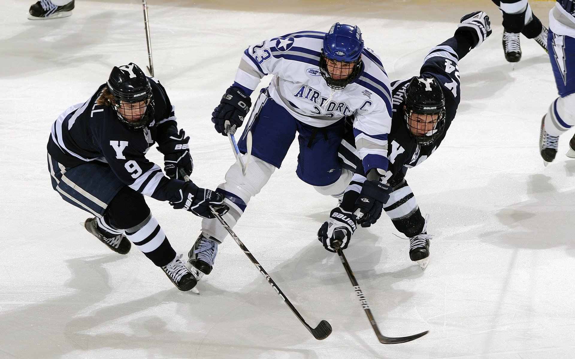 教练团队战术调整助力比赛胜利，教练布置战术