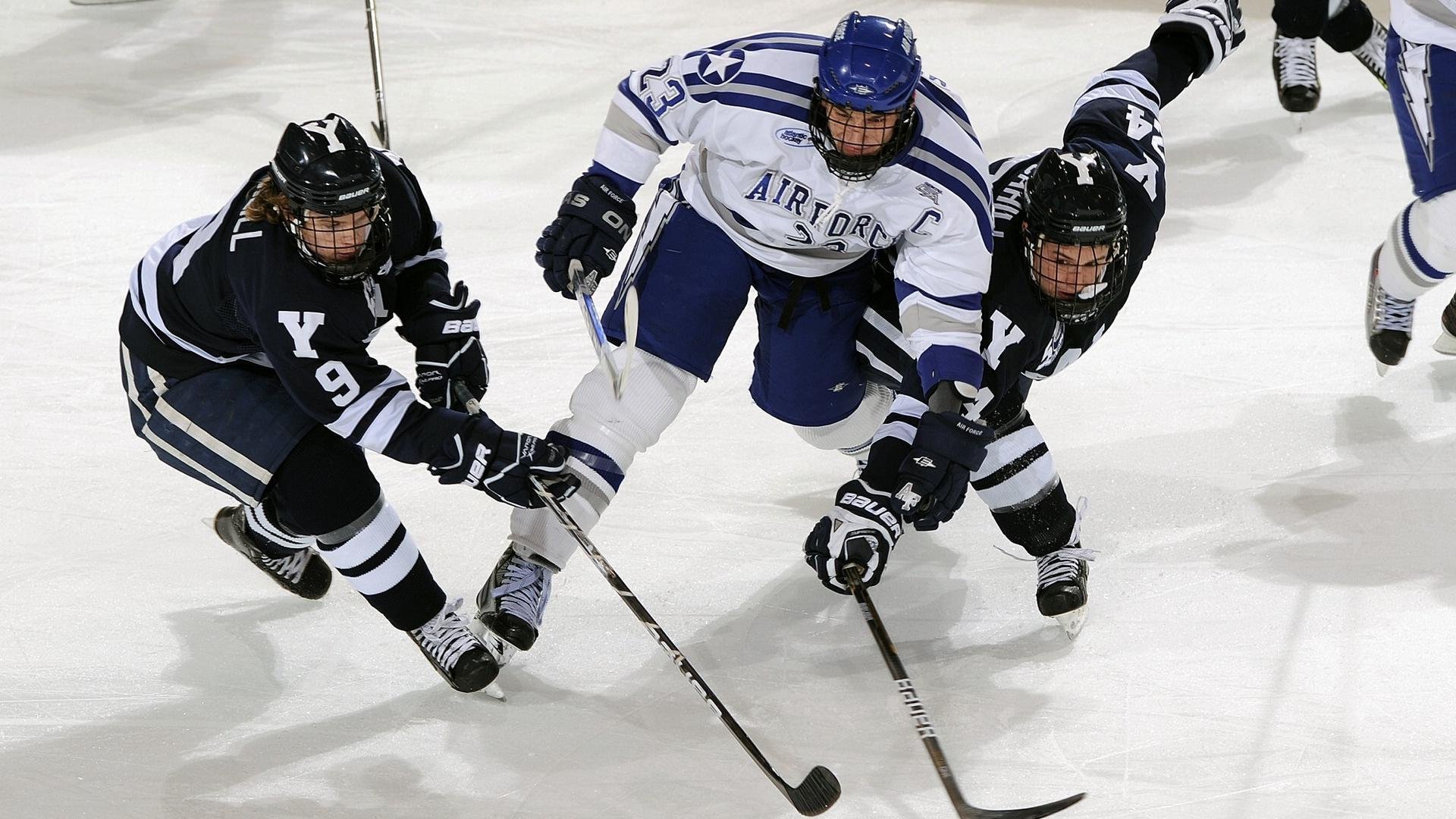 施瓦茨与对手形成激烈缠斗，施瓦茨德国