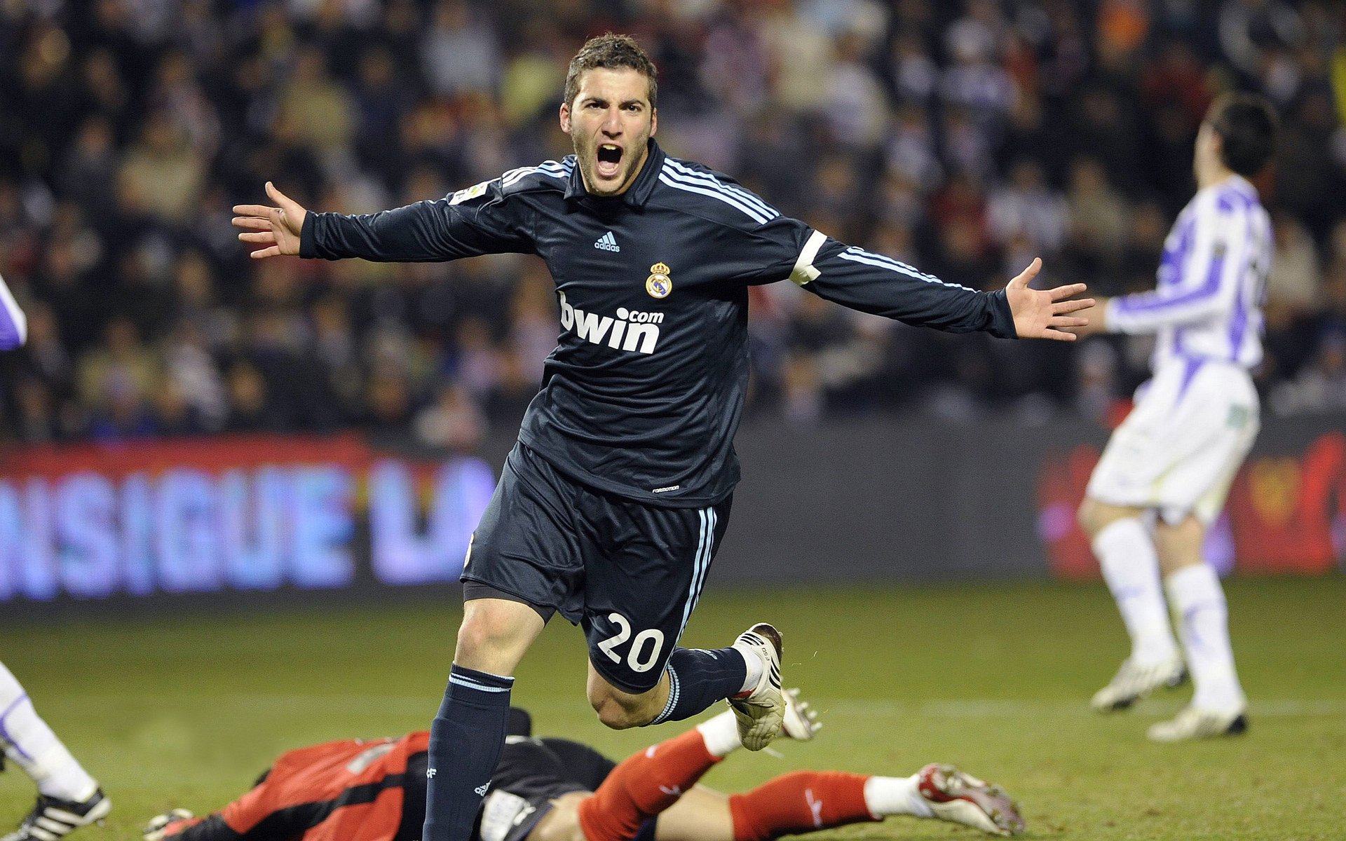 朗斯前场站位合理制造多次射门良机，朗斯百度百科